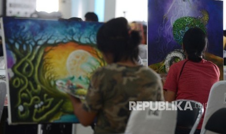 Kafilah menjalani lomba kaligrafi dan dekorasi yang merupakan rangkaian MTQ Nasional ke XXVI di Gedung Graha Bhakti Praja Kota Mataram, Nusa Tenggara Barat, Senin (1/8).(Republika/Raisan Al Farisi)