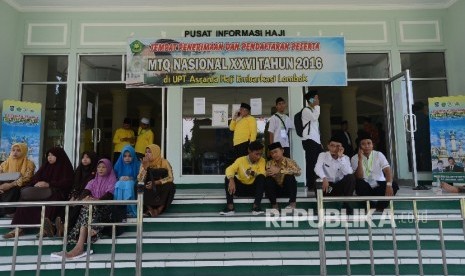 Kafilah MTQ Nasional XXVI dari Provinsi Kalimantan Tengah menunggu untuk mengambil kartu peserta saat melakukan pendaftaran ulang di Asrama Haji Provinsi Nusa Tenggara Barat, Kamis (28/7)