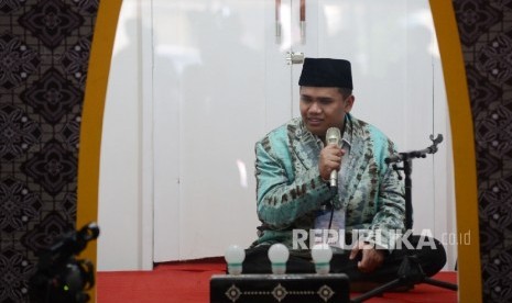 Kafilah Tuna Netra membacakan ayat suci Al Quran saat menjalani sesi final lomba Tilawah Al Quran dalam rangkaian MTQ Nasional ke XXVI yang diadakan di Aula Rinjani Gedung BKD, Kota Mataram, Nusa Tenggara Barat, Jumat (5/8)