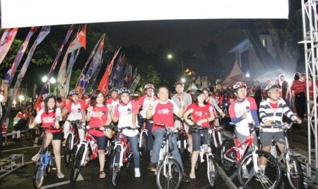 KAGUM Hotel: Seluruh peserta Night Charity Bike 2 di garis start. 