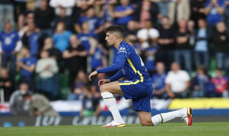 Kai Havertz dari Chelsea berlutut sebelum pertandingan sepak bola Piala Super UEFA antara Chelsea dan Villarreal di Windsor Park di Belfast, Irlandia Utara, Rabu, 11 Agustus 2021.