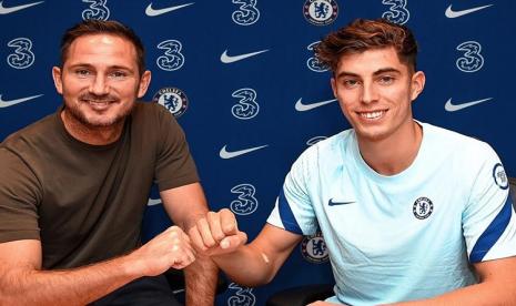 Kai Havertz (kanan) bersama pelatih Chelsea Frank Lampard.