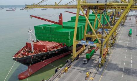 KAI Logistik, sebagai salah satu anak usaha KAI berupaya meningkatkan pelayanan untuk menghadirkan layanan logistik yang lebih mudah dan beragam. Memahami tingginya kebutuhan logistik, khususnya logistik antar pulau, KAI Logistik menawarkan layanan freight forwarding konektivitas antar pulau.