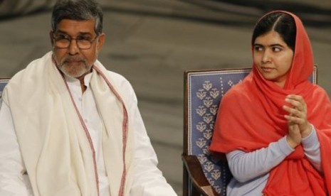 Kailash Satyarthi (kiri) dan Malala Yousafzai pada upacara di Oslo, Norwegia hari Rabu (10/12).