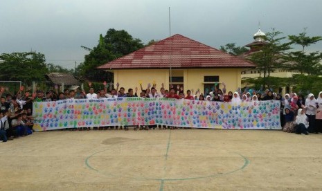 Kain berisi cap tanda tangan dari para siswa SMP Cendekia Baznas untuk anak-anak Muslim Rohingya.