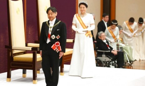 Kaisar baru Jepang, Naruhito dengan ditemani Permaisuri Masako saat upacara naik takhta di Imperial Palace di Tokyo, Rabu (1/5).