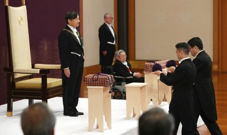 Kaisar baru Jepang, Naruhito menerima tanda kekaisaran berupa pedang dan perhiasan sebagai bukti suksesi dalam upacara di Imperial Palace di Tokyo, Rabu (1/5).