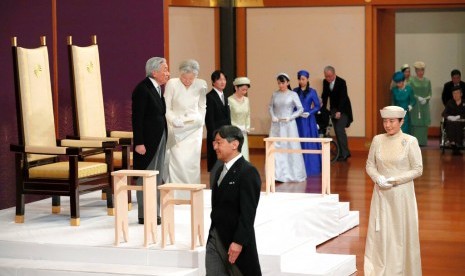 Kaisar Jepang Akihito (kiri) bersama Permaisuri Michiko (kedua dari kiri) dan putranya Pangeran Naruhito (kedua dari kanan) beserta istri Putri Mahkota Masako (kanan) tiba untuk upacara turun takhta di Imperial Palace, Tokyo, Selasa (30/4).