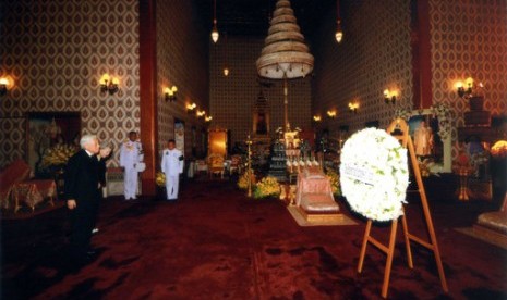 Kaisar Jepang Akihito (kiri) dan Permaisuri Michiko memberi penghormatan pada mendiang Raja Bhumibol Adulyadej di Bangkok, Thailand, Ahad (5/3).