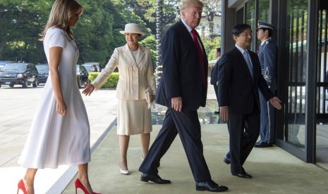 Kaisar Jepang dan Permaisuri Masako menyambut Presiden AS Donald Trump (tengah kanan) dan ibu negara Melania Trump (kiri) di Imperial Palace, Tokyo, Senin (27/5).