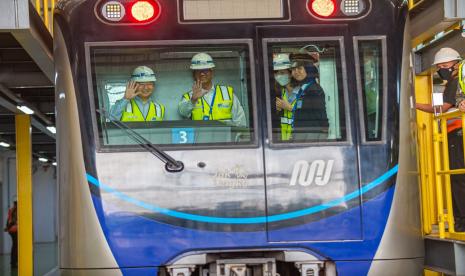 Kaisar Jepang Hironomiya Naruhito berkunjung ke Depo Moda Raya Terpadu (MRT) Lebak Bulus, Jakarta Selatan pada Ahad (18/6/2023).