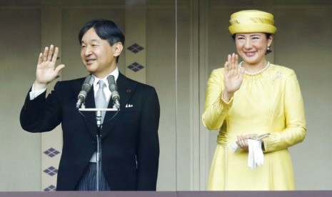 Kaisar Jepang Naruhito dan Permaisuri Masako menyapa masyarakat Jepang untuk pertama kali dari balkon di Imperial Palace, Tokyo, Sabtu (4/5).