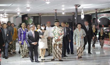  Kaisar Jepang Naruhito disambut Raja Ngayogyakarta Hadiningrat, Sri Sultan Hamengku Buwono X, GKR Hemas, dan keluarganya. 