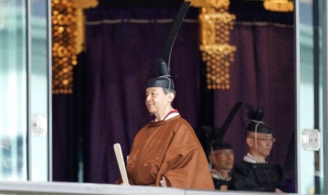 Kaisar Naruhito meninggalkan aula setelah upacara penobatan di Imperial Palace di Tokyo, Selasa (22/10). 