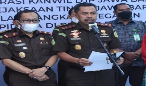 Kajati Jabar, Dr Asep N Mulyana (tengah) saat menyampaikan rilis