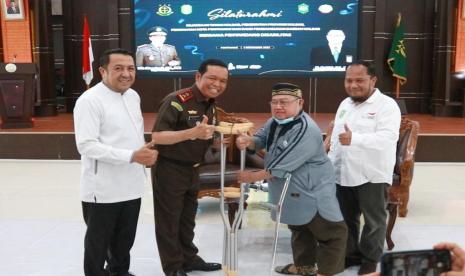 Kajati Kalbar bersilaturahmi dengan santri dan penyandang disabilitas.