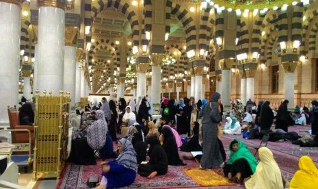 Kajian agama di dalam Masjid Nabawi yang digelar usai shalat Subuh