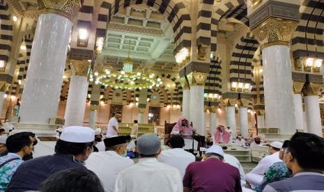 Kajian Berbahasa Indonesia di Pintu 19 Masjid Nabawi, Madinah, oleh Ustadz Ariful Bahri. Kajian Berbahasa Indonesia di Pintu 19 Masjid Nabawi