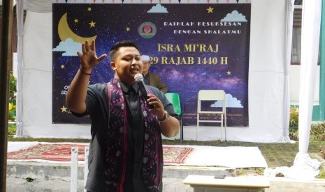 Kak Jihan menyampaikan ceramah dalam bentuk dongeng.