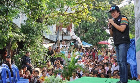 Kak Seto mendongeng untuk anak-anak 