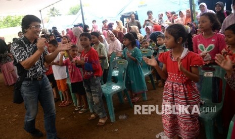 Kak Seto menghibur korban gempa Aceh.