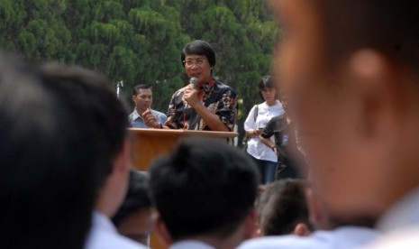 Kak Seto saat memperingati tujuh hari meninggalnya siswa SMA 6 Alawy Yusianto Putra di SMA 70, Jakarta Selatan, Senin, (1/10). Acara tersebut sebagai komitmen untuk menghentikan perselisihan antara pelajar SMAN 6 dan SMAN 70 pasca tewasnya Alawy. 