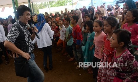 Kak Seto tengah menghibur anak korban gempa Aceh.