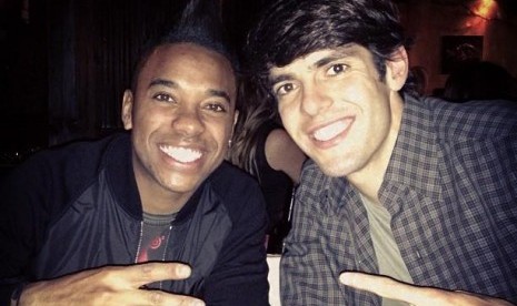 Kaka (kanan) bersama Robinho (kiri) di Milan.