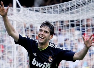 Kaka, playmaker Real Madrid, selebrasi seusai menjebol jala Valencia.