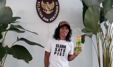 Kaka Slank mengubah gaya hidupnya dengan membawa botol minum atau tumbler sebagai upaya mengurangi sampah plastik di alam