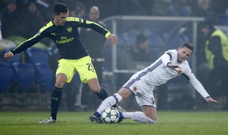 Kakak beradik, Granit dan Taulat Xhaka (kanan) bertanding pada laga Liga Champions antara Arsenal dan FC Basel di St Jakob-Park, Rabu (7/12) dini hari WIB. Arsenal menang 4-1 pada laga ini.