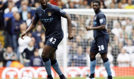 Kakak-beradik, Kolo (kanan) dan Yaya Toure saat keduanya masih membela Manchester City pada 2010.