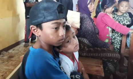 Kakak dan adik kandung Hengki (12) dan Farel (5) menjadi korban longsor di Desa Sirna Resmi Kecamatan Cisolok Kabupaten Sukabumi dan kehilangan kedua orangtuanya Kamis (3/1).