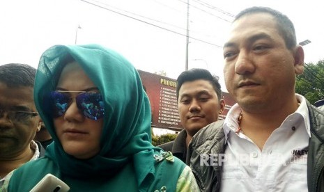 Kakak dari Ridho Rhoma, Debby Veramasari Irama beserta Krisna Murti mengunjungi Ridho Rhoma di Mapolres Jakarta Barat, Slipi, Jakarta Barat, Ahad (26/3). 