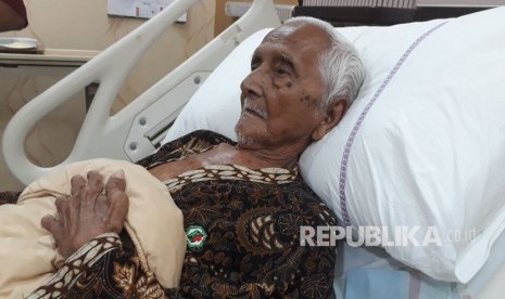 Kakek asal Aceh, Nyak Sandang (91) saat dibesuk Wakil Presiden Aksi Cepat Tanggap (ACT), Iqbal Setyarso di Rumah Sakit Pusat Angkatan Darat (RSPAD) Gatot Subroto, Jakarta Pusat, Senin (26/3).