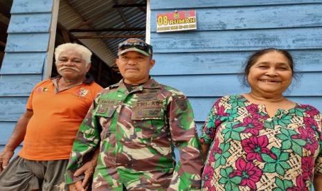 Kakek La Tombi (74 tahun) bersama Satgas TMMD Kodim Kendari.