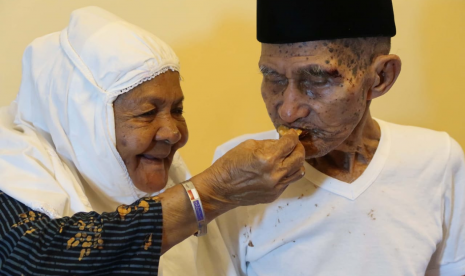 Kakek Mahmud (82 tahun; kanan), jamaah haji asal Maluku yang tak mau dipisahkan dengan istrinya, Nenek Cum (75).