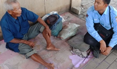 Kakek Ramun yang ditemukan di kolong jalan tol oleh petugas Dinas Sosial DKI.