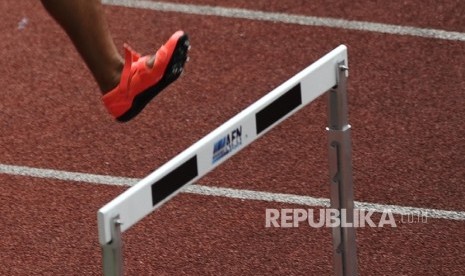 (ilustrasi foto) Kaki atlet Lampung Juwarti Rahayuni melintasi halang-rintang saat mengikuti final nomor 400 meter gawang di stadion Pakansari, Cibinong, Jawa Barat, Jumat (23/9).