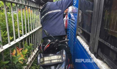 Kaki seorang pengendara motor terjepit bumper bus TransJakarta dan menyebabkan kemacetan panjang di Jalan Warung Buncit Barat, Selasa (12/12) pagi. 