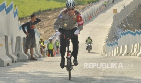 Irjen Pol (purn) Royke Lumowa saat masih menjabat Kakorlantas Polri mencoba menaklukkan elevasi jalur darurat kali Kenteng dengan mengayuh sepedanya beberapa waktu lalu. 