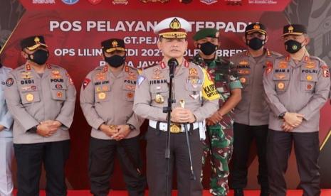 Kakorlantas Polri, Irjen Pol Firman Santyabudi saat melaksanakan asistensi pelayanan dan pengamanan Natal dan Tahun Baru di Pos Pelayanan Operasi Lilin Candi 2021 Gerbang tol (GT) Pejagan, Kabupaten Brebes, Sabtu (25/12).