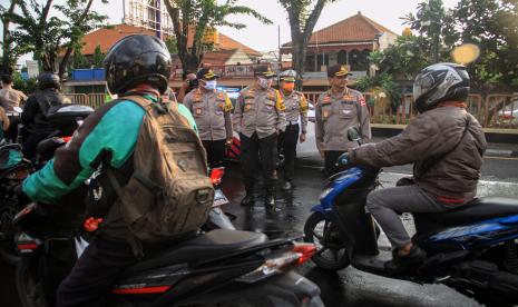 Kakorlantas Polri Irjen Pol Istiono (ketiga kanan) didampingi Dirlantas Polda Jatim Kombes Pol Budi Indra Dermawan (kanan) dan Kapolresta Sidoarjo Kombes Pol Sumardji (kiri) meninjau penerapan Pembatasan Sosial Berskala Besar (PSBB) di titik pemeriksaan Pos Polantas Waru, Sidoarjo, Jawa Timur, Sabtu (2/5/2020). PSBB di Surabaya Raya yang meliputi Kota Surabaya, Kabupaten Sidoarjo dan Kabupaten Gresik memberlakukan sanksi bagi pengendara yang melanggar. 