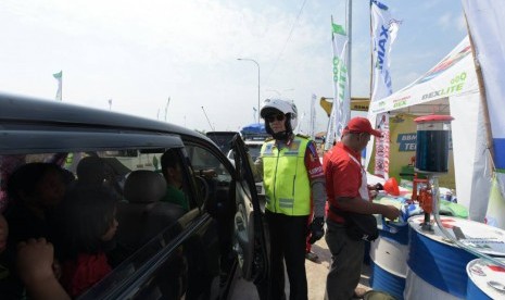 Kakorlantas Polri Irjen Pol Royke Lumowa menyapa para pemudik saat melakukan pengecekan jalur tol darurat Brebes-Gringsing, Kamis (22/6).