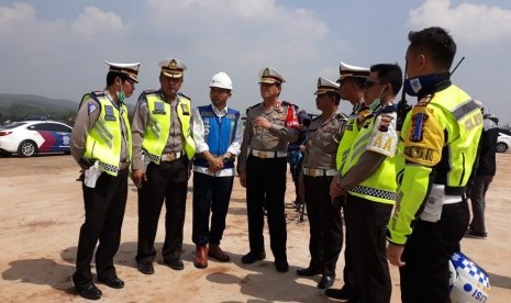 Kakorlantas Polri Irjen Royke Lumowa meninjau pintu tol sementara Gringsing di Kabupaten Batang, Jawa Tengah, dan juga perkembangan Jembatan Kali Kuto di Kabupaten Kendal, Jawa Tengah, Selasa (12/6).