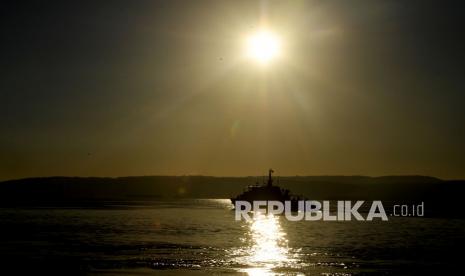 KAL Rejegwesi berlayar di Pelabuhan Tanjung Wangi, Banyuwangi, Jawa Timur, Sabtu (24/4/2021). KAL Rejegwesi dan KRI dr Soeharso 990 kembali ke perairan Bali untuk memulai pencarian KRI Nanggala-402 yang hilang kontak saat menggelar latihan penembakan di utara Bali pada Rabu (21/4).. 