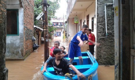 Kali Pesanggrahan meluap, Jakarta Selatan, Ahad (12/1).