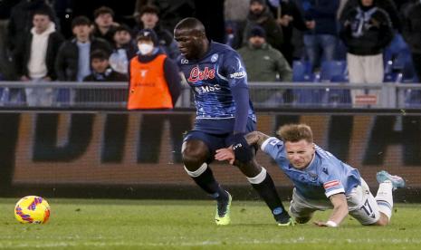 Kalidou Koulibaly dari Napoli dan Ciro Immobile dari Lazio beraksi selama pertandingan sepak bola Serie A Italia antara Lazio dan Napoli di stadion Olimpico di Roma, Italia, Senin (28/2/2022) dini hari WIB. 