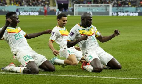 Kalidou Koulibaly dari Senegal, kanan, merayakan dengan rekan setimnya mencetak gol kedua timnya selama pertandingan sepak bola grup A Piala Dunia antara Ekuador dan Senegal, di Stadion Internasional Khalifa di Doha, Qatar, Selasa, 29 November 2022.