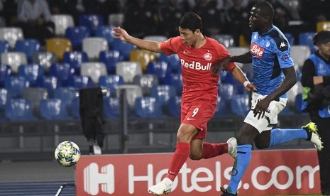 Kalidou Koulibaly menempel Hwang Hee-Chan dalam laga Napoli vs Salzburg di Stadion San Paolo, Rabu (6/11) dini hari WIB.